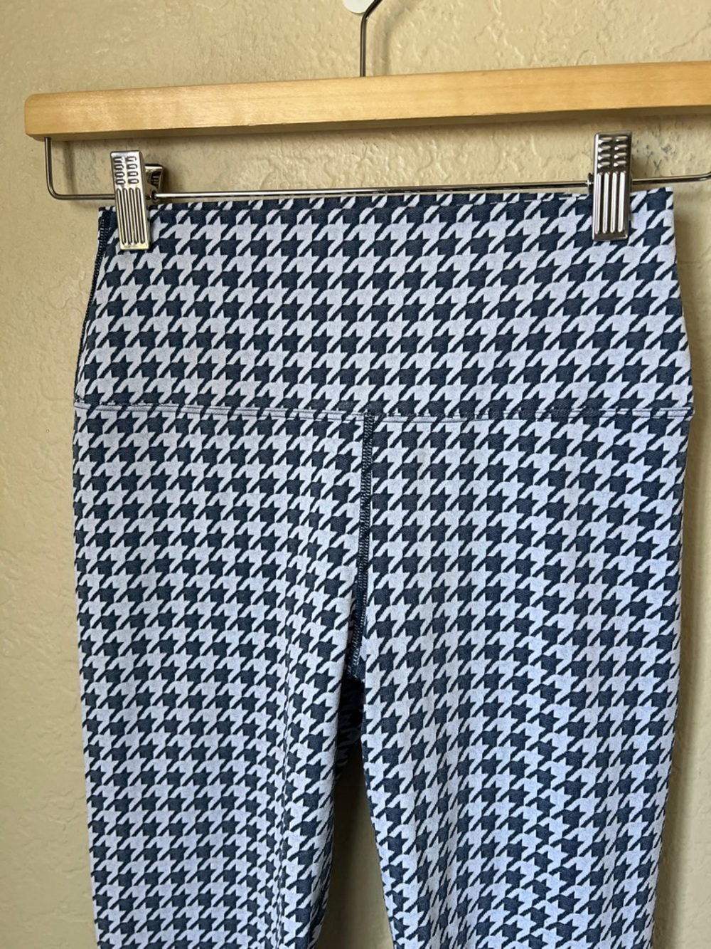 Carbon38 navy and white jacquard cropped houndstooth leggings - Picture 3 of 6